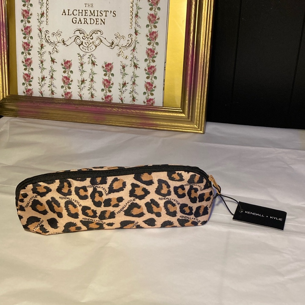 NWT Kendall & KYLIE Makeup brush holder